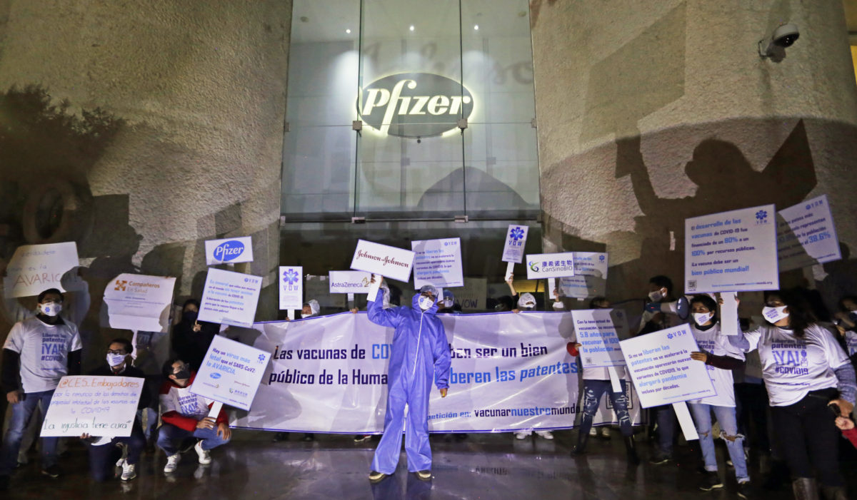 Advocates in Mexico City protest to Vaccinate Our World in front of a Pfizer facility